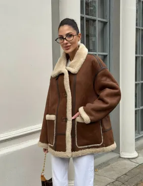 Современная коричневая дубленка из меха кёрли «Casual style» - фото 16