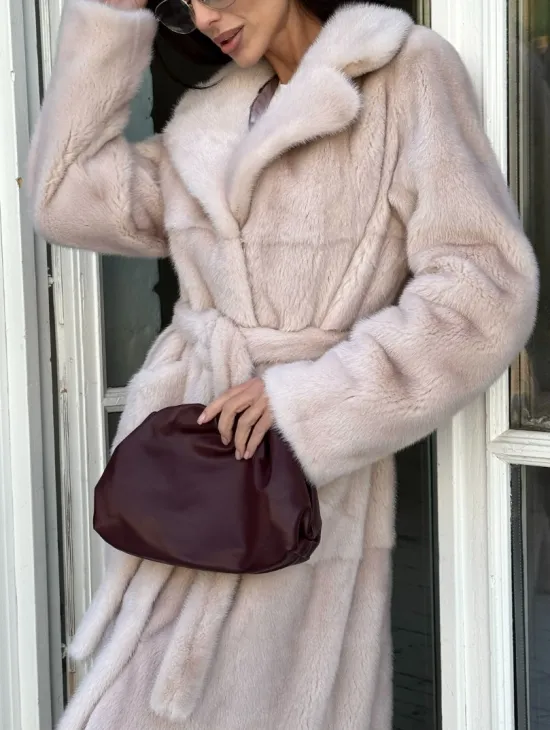 Женская норковая шуба прямого кроя с разрезами по бокам, пояс - фото 2