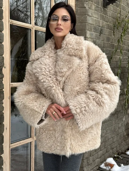 Светлая короткая шуба из испанской овчины - фото 5