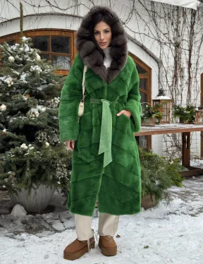 Шуба зеленого цвета с капюшоном из меха куницы - фото 11