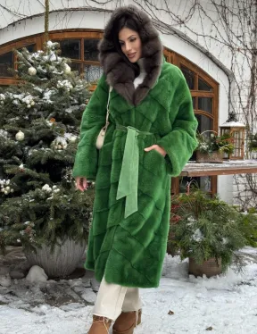 Шуба зеленого цвета с капюшоном из меха куницы - фото 10