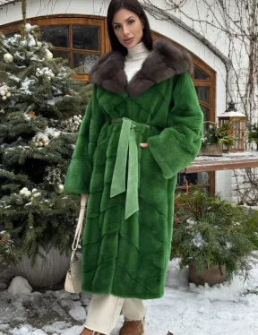 Шуба зеленого цвета с капюшоном из меха куницы - фото 6