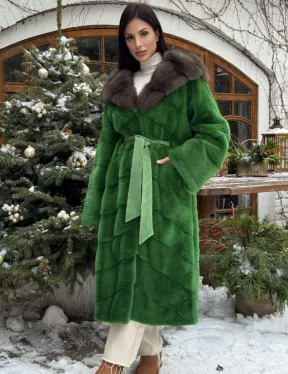 Шуба зеленого цвета с капюшоном из меха куницы - фото 0