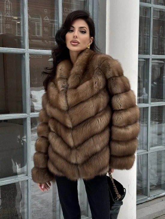 Шуба из меха куницы с V-образным воротником - фото 6