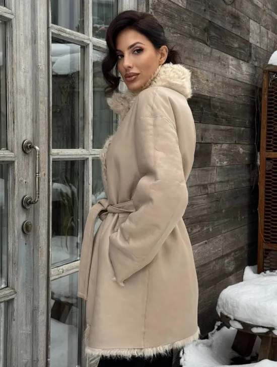 Двухсторонняя женская шуба - дубленка из меха испанского тиградо в бежевом цвете - фото 5