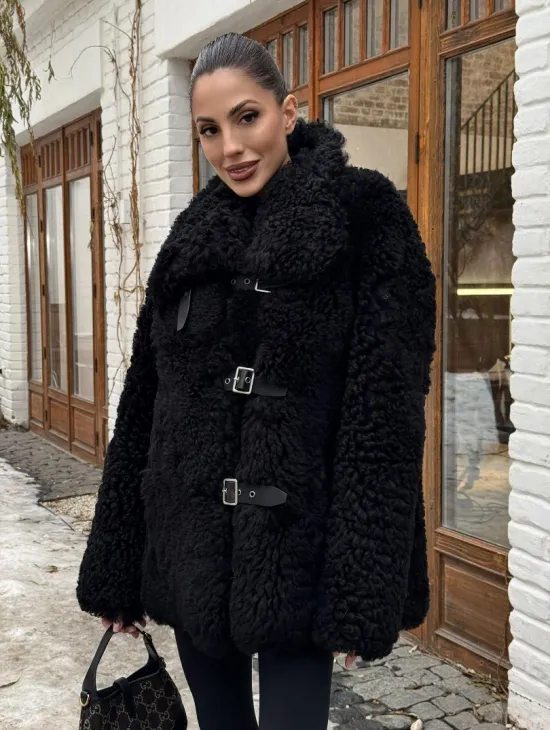 Черная дубленка средней длины из овчины тиградо 