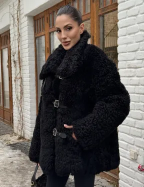 Черная дубленка средней длины из овчины тиградо 