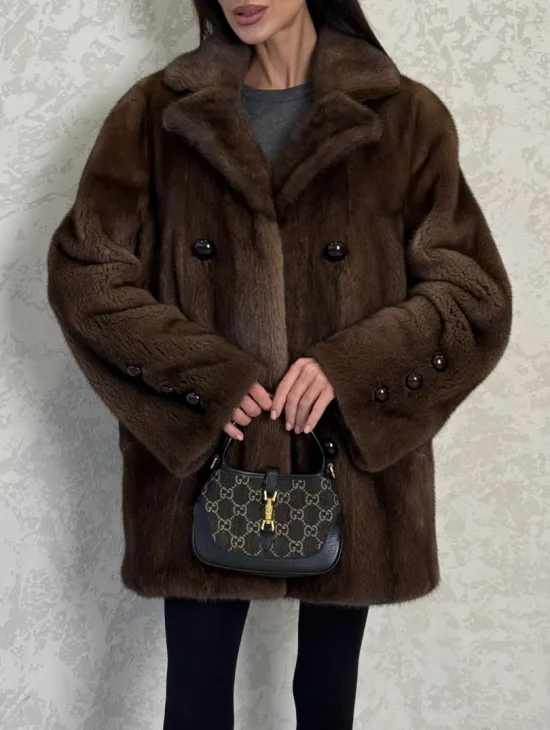 Шикарный норковый жакет с английским воротником и накладными карманами в цвете соболь - фото 3