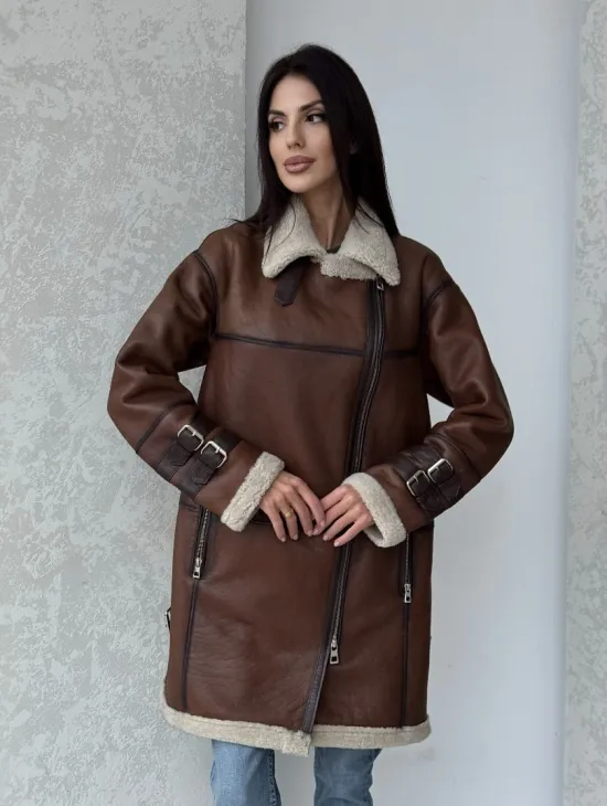 Удлиненная дубленка авиатор в коричневом цвете - винтажный стиль - фото 6