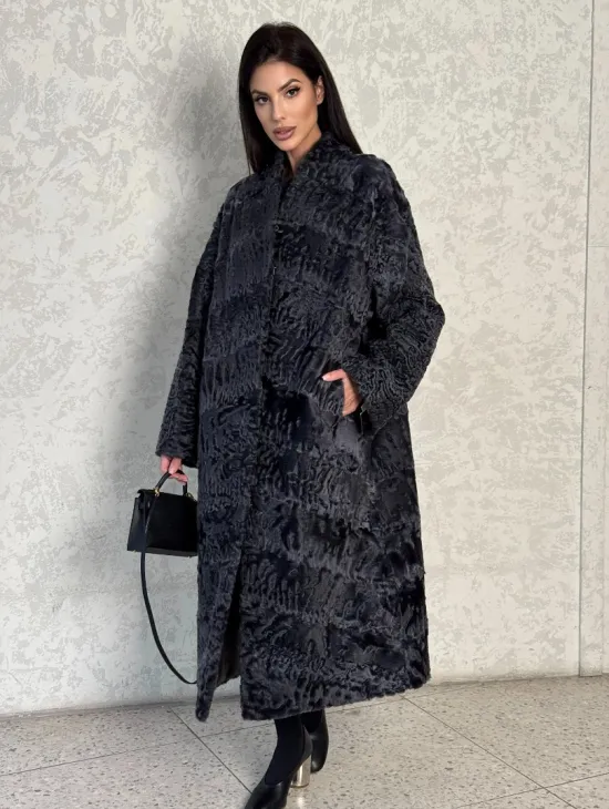 Длинная шуба из каракуля в цвете графит - фото 0