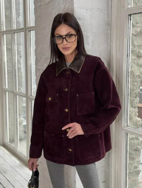 Куртка в «рабочем стиле» из замши Burgundy с отложным воротником, весна-лето 2025 - фото 8
