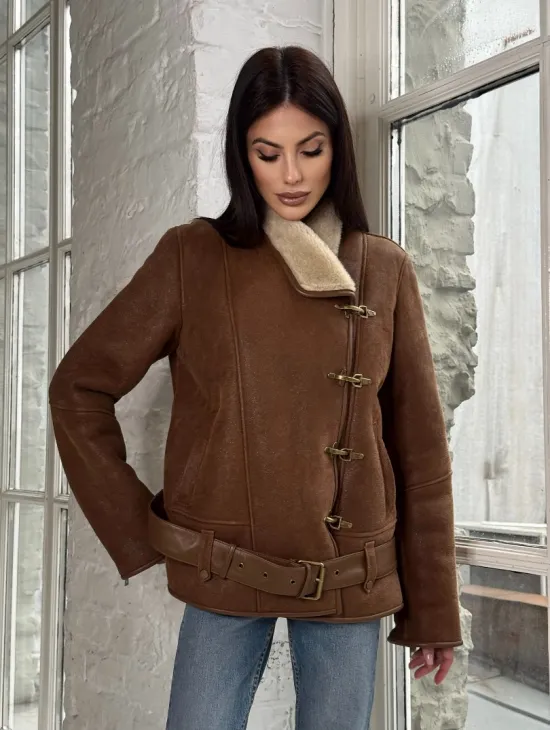 Женская дубленка в цвете виски с декоративными крючками - фото 7