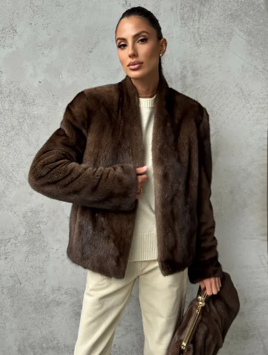 Меховой кроп - жакет из норки цвета соболь с V-образным воротником - фото 5