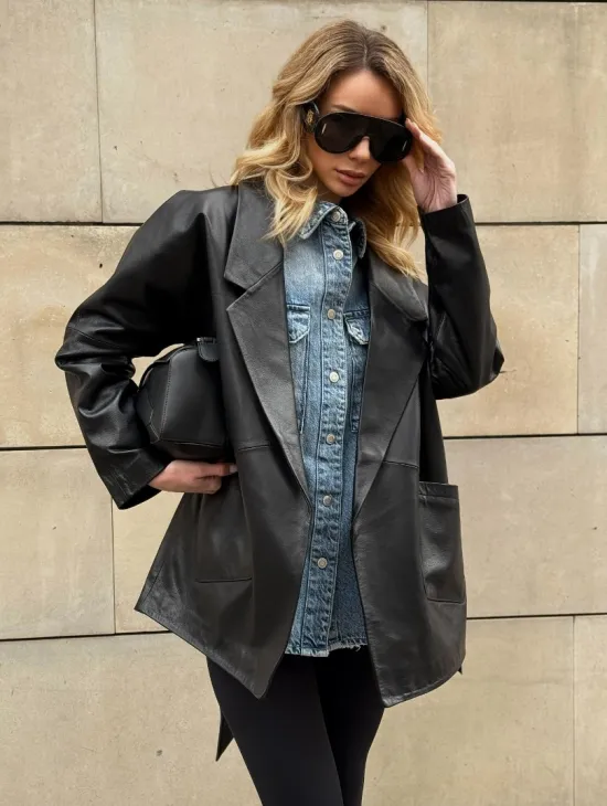 Черный короткий тренч из натуральной кожи на запах с поясом - фото 4