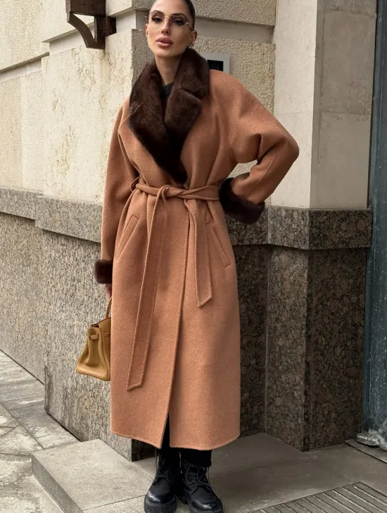 Длинное демисезонное пальто с отделкой из меха норки - фото 3