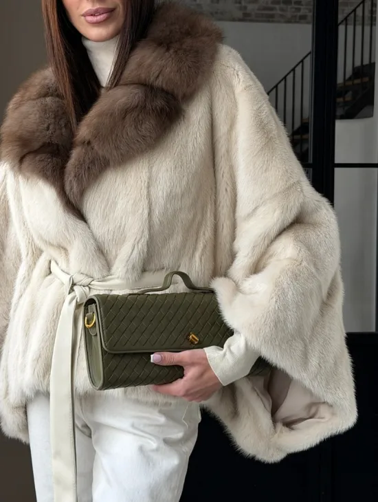 Светлое норковое пончо с воротником из куницы - фото 8