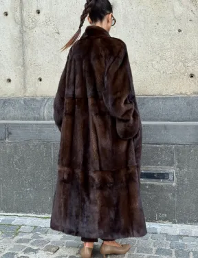 Эффектная норковая шуба цвета 