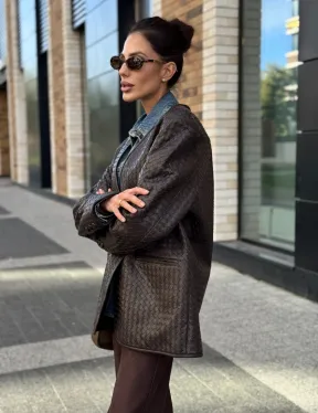 Стильный пиджак из натуральной плетеной кожи - фото 6