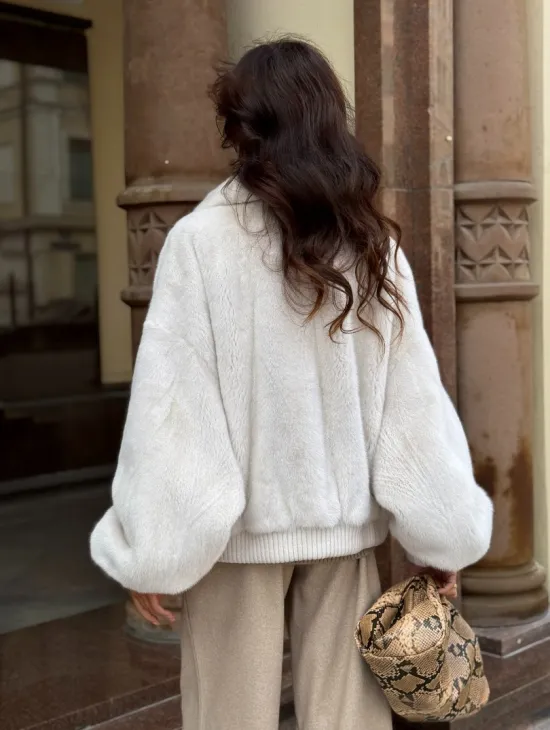 Бомбер оверсайз из аукционной норки жемчужно-натурального цвета - фото 4