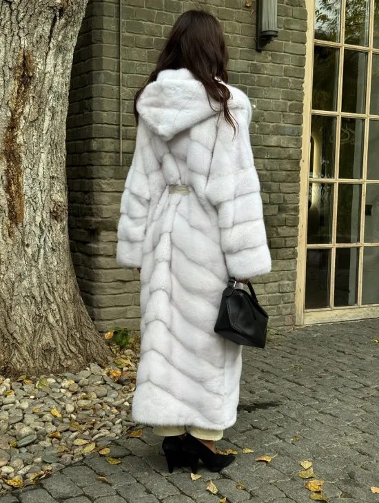 Белая норковая шуба с капюшоном - фото 6