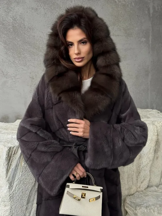 Шуба норковая графитовый ирис с капюшоном куницы - фото 6