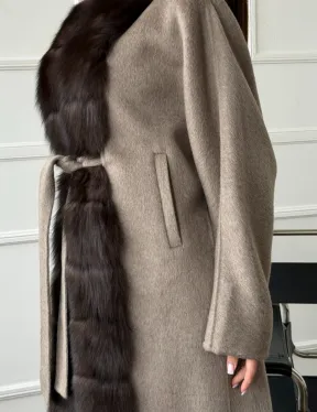 Длинное пальто с мехом финского песца - фото 1