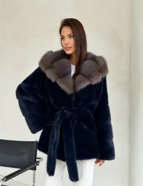 Норковый полушубок синего цвета с капюшоном куница - фото 12