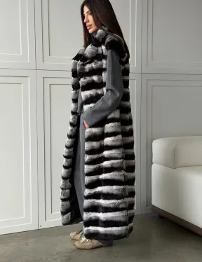 Меховой жилет из шиншиллового кролика - фото 5