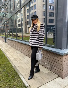 Укороченная шиншилловая шуба из меха орилага - фото 5