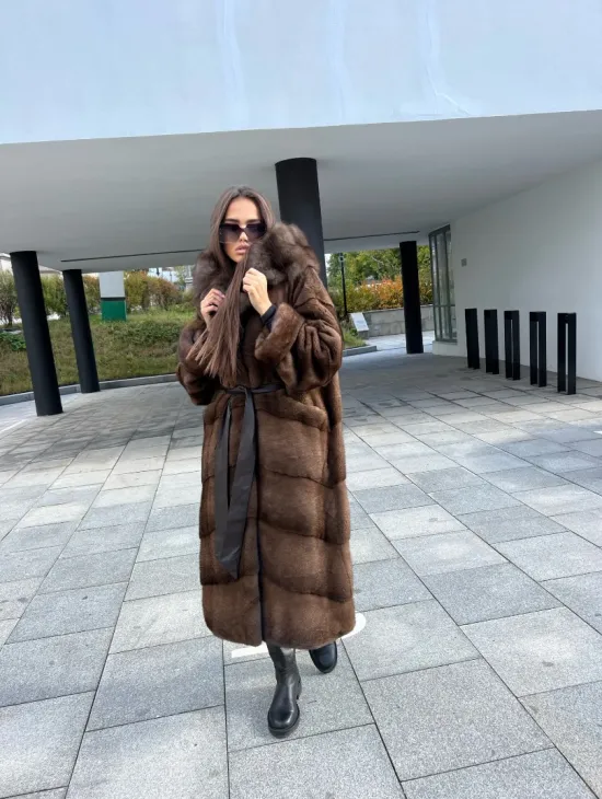 Шуба из аукционной норки NAFA MINK с капюшоном из меха куницы - фото 5