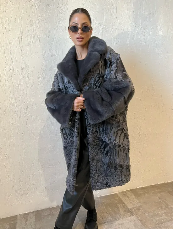 Шуба из меха каракульчи с отделкой из норки - фото 0