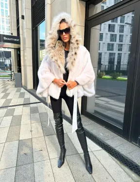 Белое норковое манто с капюшоном из меха рыси - фото 8
