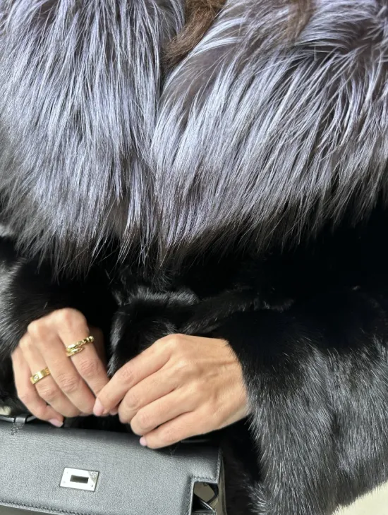 Норковая шуба черного цвета с капюшоном из чернобурки - фото 1